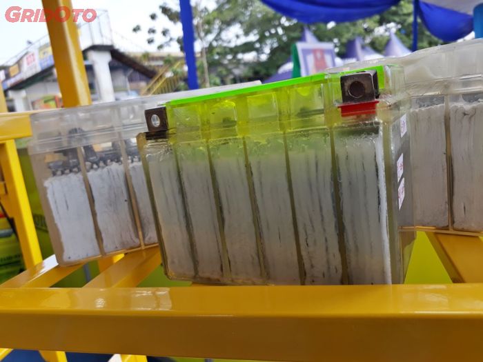 Kedua kutub aki harus selalu dalam kondisi bersih