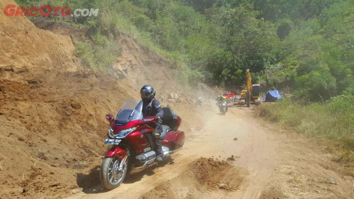 Jalur ini adalah itu adalah jalan menuju ke danau Kelimutu, sedang ada pelebaran jalan jadinya sebag