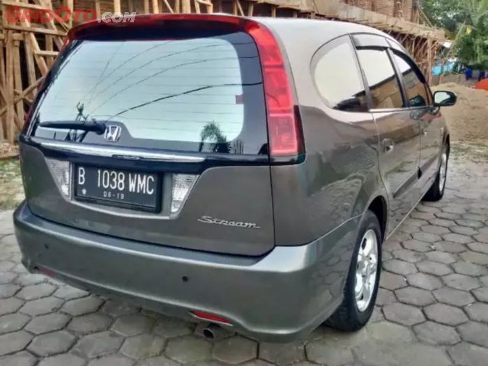Honda Stream tampak belakang