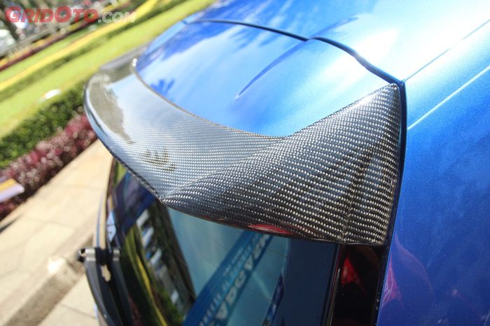 Rear spoiler Osir carbon, menguatkan nuansa sporty