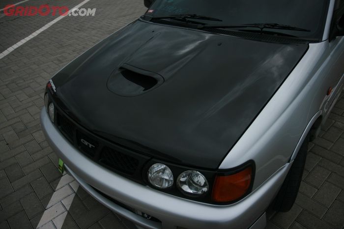 Kap karbon dan quadlamp khas Starlet GT, keren!