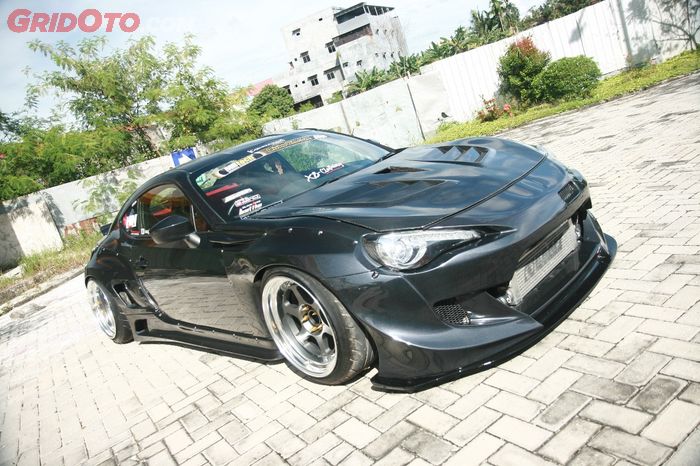 Cat hologram lebih kelihatan dibawah sinar matahari