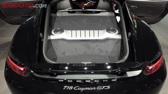 Mesin Porsche 718 Cayman GTS, hanya bisa diakses oleh mekanik