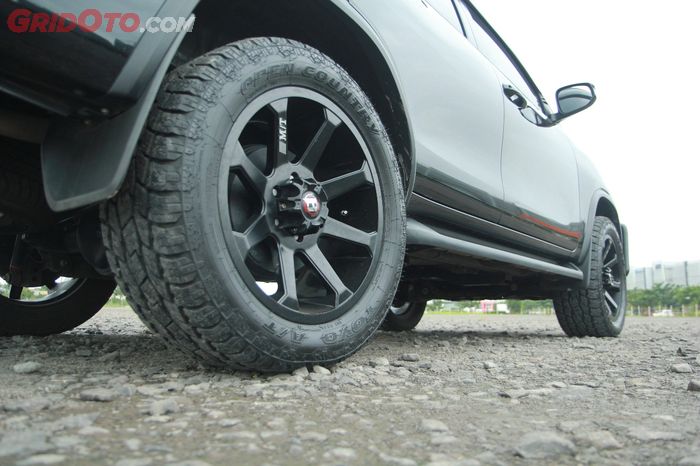 Pelek 20 inci dengan ban offroad, keren juga!