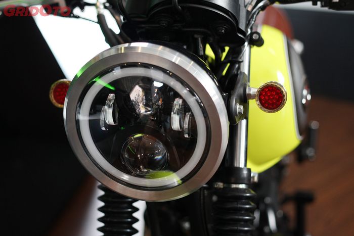 Kawasaki W175 Flat Tracker Yellow Lime