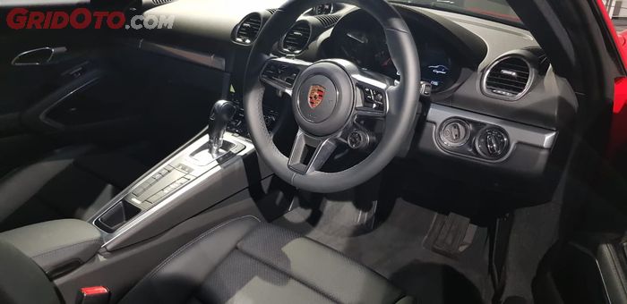 Interior Porsche 718 Cayman versi 'biasa'