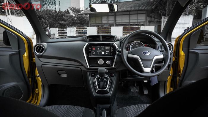 Penggunaan bentuk hexagonal dan pentagonal pada interior Datsun Cross, mengesankan tampilan sporti dan berkelas