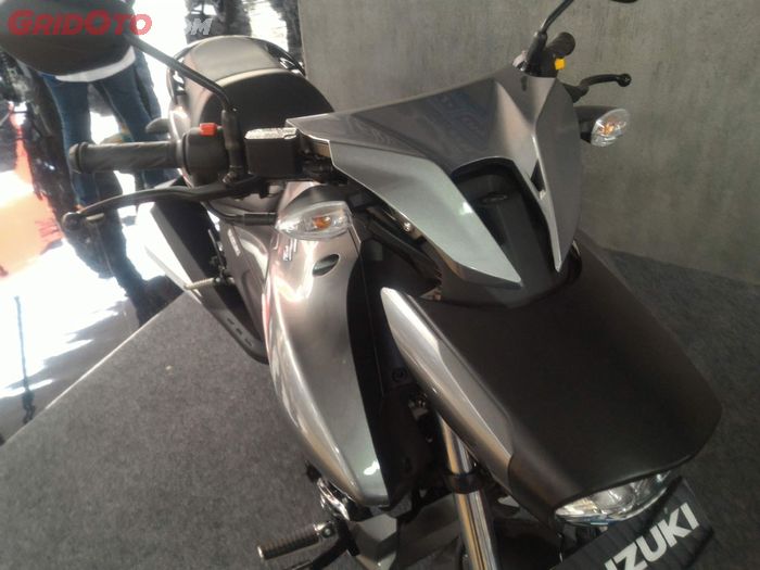 Setang Suzuki Intruder 150 dikasih cover, malah jadi kaya motor bebek ya hehe..