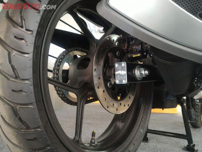 Rem belakang Suzuki Intruder 150 sudah cakram dan pakai monoshock, ban ukuran 140 tapi masih terlihat cungkring