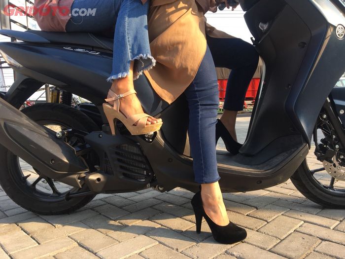 Ilustrasi lady biker naik motor pakai high heels