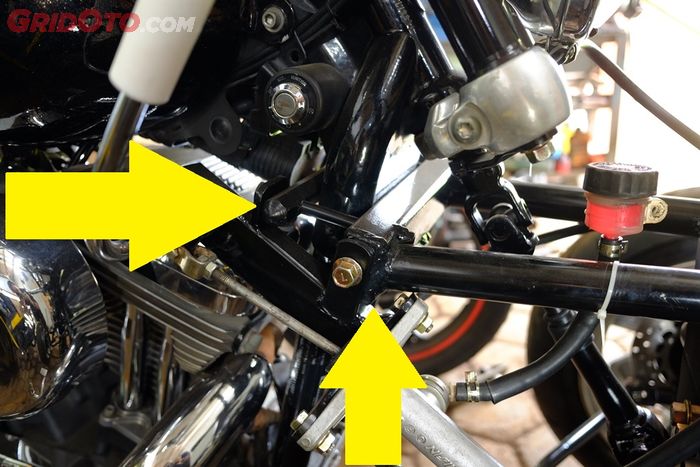 Sambungan dengan sistem jepit di bawah leher rangka utama H-D Sportster