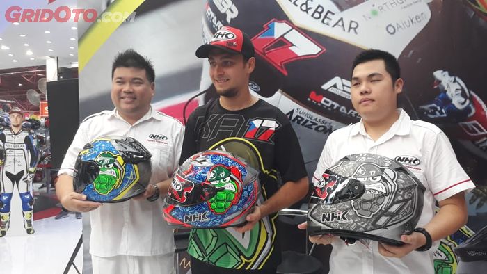 Karel Abraham saat luncurkan helm NHK replika yang ia kenakan di ajang balap MotoGP 2018