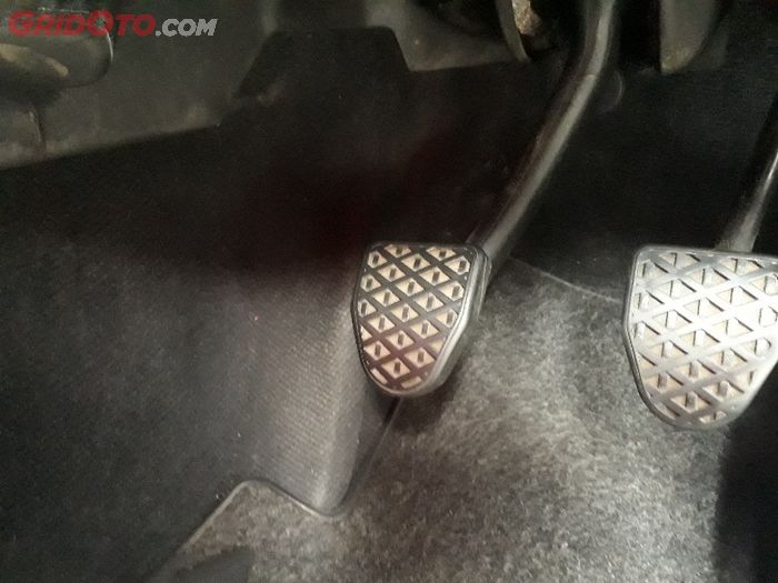 Sebaiknya biarkan pedal kopling tergantung bebas agar mencegah posisi menginjak setengah kopling.