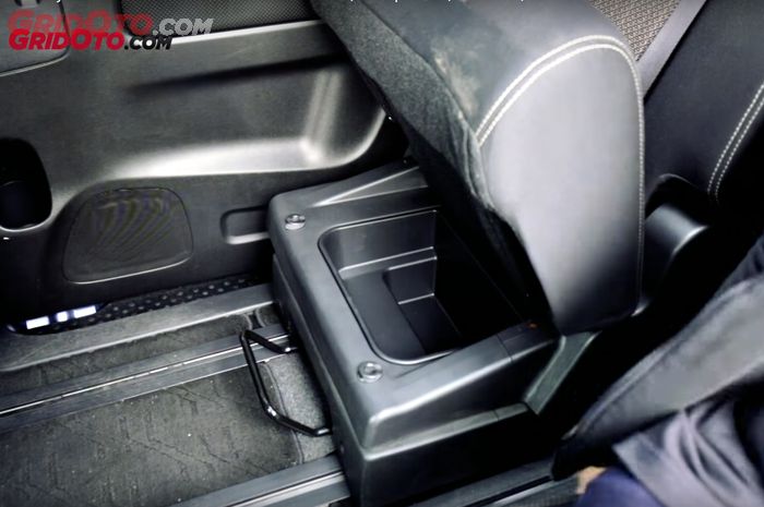 Kompartemen rahasia Serena (komparasi High MPV)