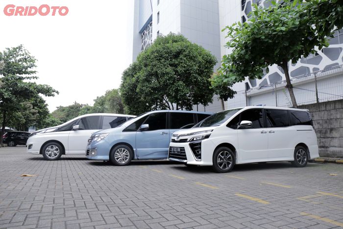 Serena Vs Voxy : CVT WAR #3: Nissan Serena vs Toyota Innova Venturer vs ... / Serena is challenged by voxy.