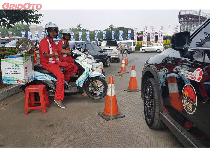Mazda CX-5 Elite mengunjungi Kiosk Pertamax di Rest Area Km 19 Jalan Tol Jakarta-Cikampek