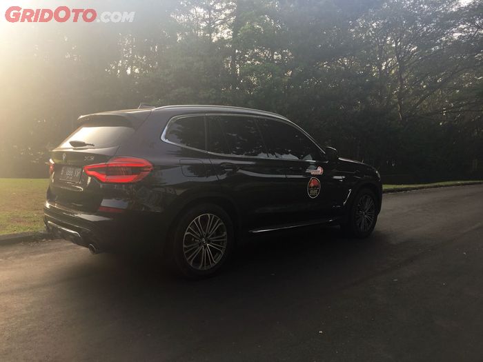 Ilustrasi. BMW X3 Melaju di Paparan Sinar Matahari