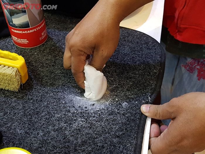 Karpet mobil sebaiknya sering dibersihkan agar memperpanjang umur filter AC 