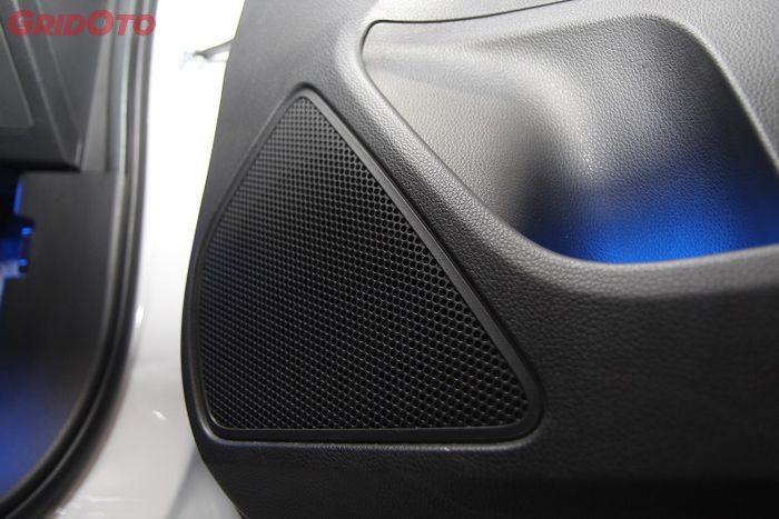 Speaker audio mobil di pintu