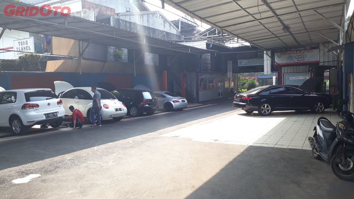 Suasana di bengkel Quatro, spesialis VW dan Audi di Jakarta Selatan