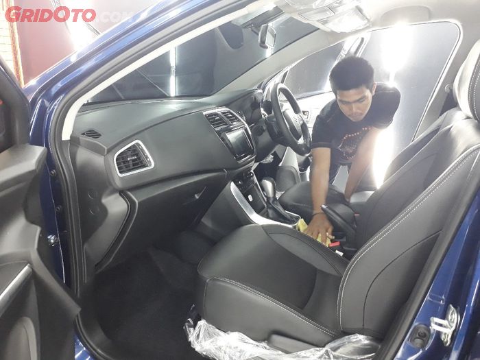 Ilustrasi membersihkan interior mobil