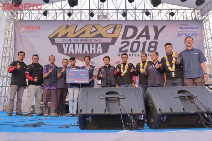 Pihak Yamaha dan loper koran Tribun Jabar berfoto bersama