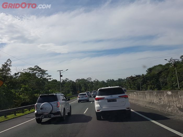 Ilustrasi jarak aman saat berkendara di jalan tol