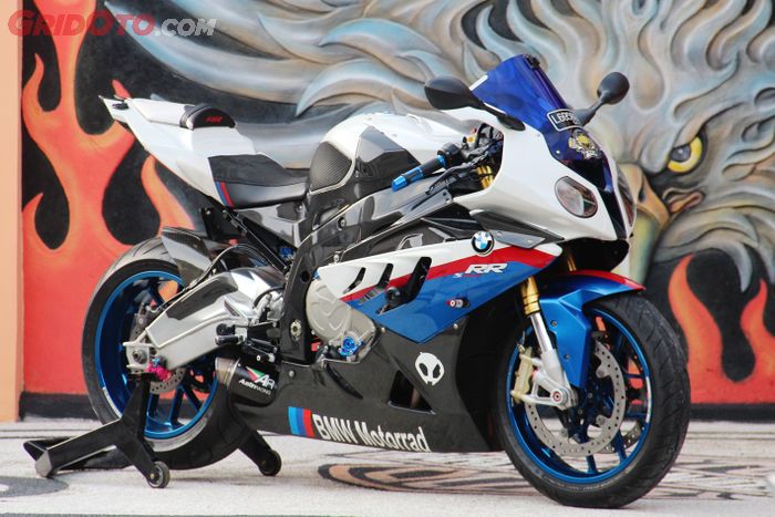 Оклейка мотоцикла BMW s1000rr виниловой пленкой