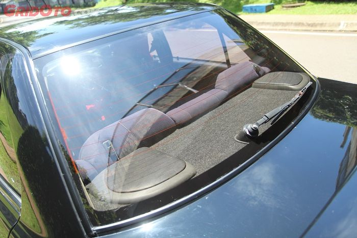 Ilustrasi bagian bawah kaca belakang di sedan