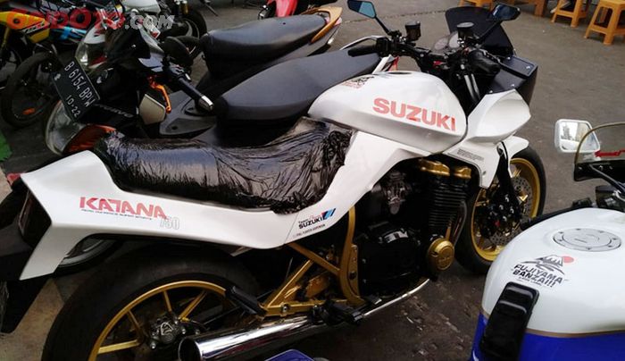 Suzuki GSX750 Katana