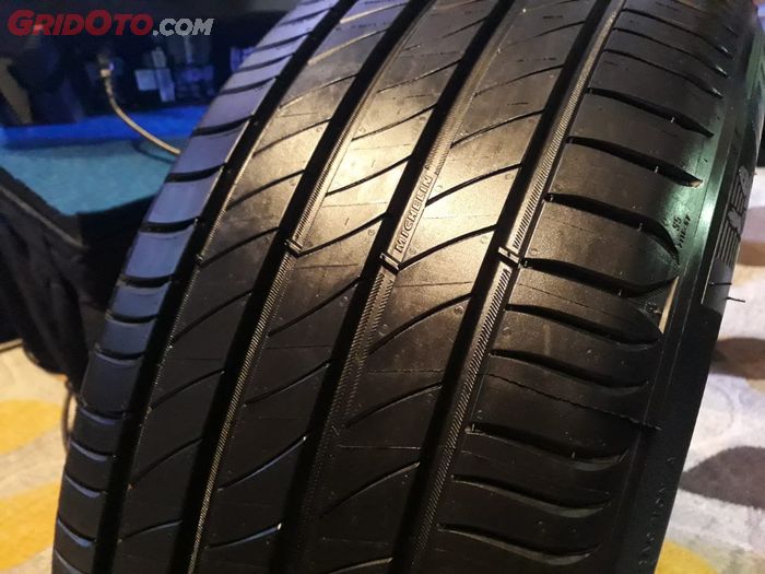 Desain ulir michelin primacy 4 yang membuat lebih senyap dan kuat mencengkeram