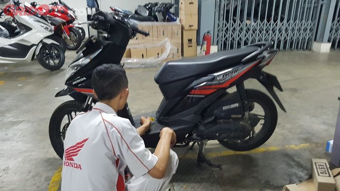 Ilustrasi pengecekan kondisi motor di bengkel resmi Honda