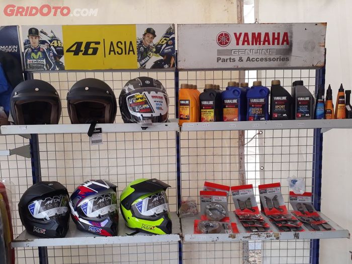 Helm dan spareparts Yamaha di Otobursa Tumplek Blek 2018