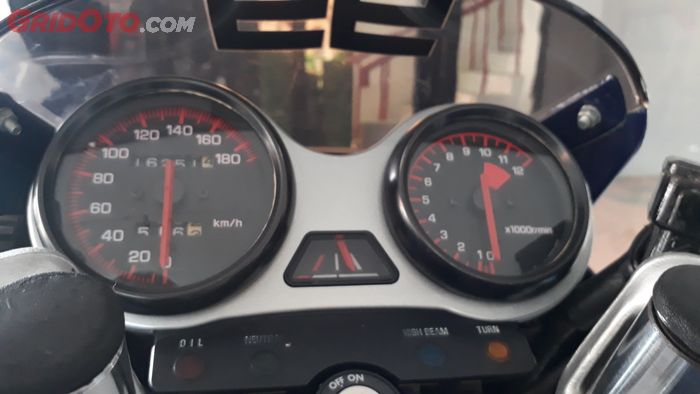 odometer pada Yamaha RX-Z yang dijual oleh Putro Moge baru menyentuh angka 5 ribuan km.