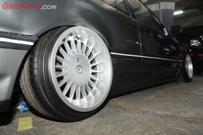 Pelek pakai Alpina yang biasa dipakai di BMW E30