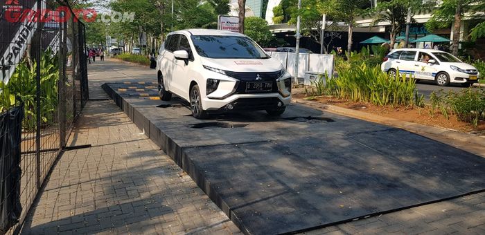 Xpander dengan ground clearance yang tinggi jadi nilai plus saat melewati rintangan sehari-hari