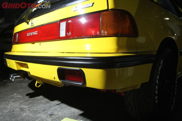 Bumper belakang Civic EF3 tega dipotong dan dilubangi untuk pasang rear forglamp Stanley