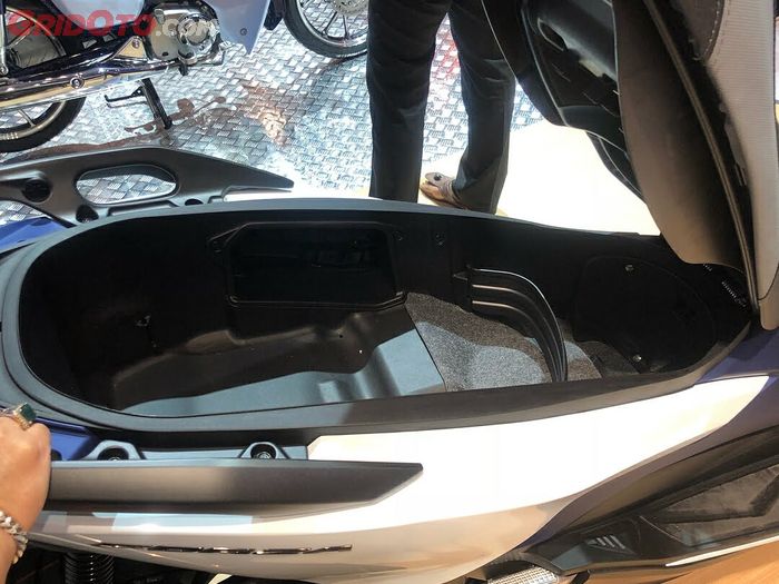 Dua helm full face bisa masuk ke dalam bagasi Honda Forza 250