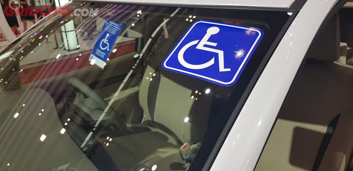 Ada sticker penyandang disabilitas di bagian windshield