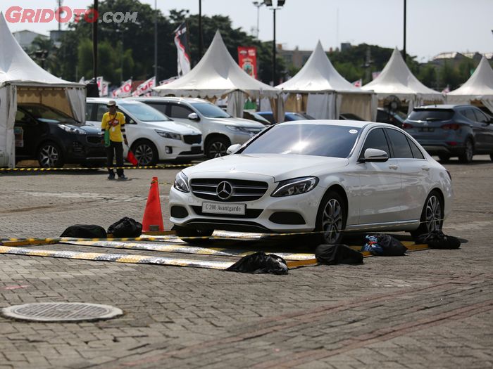 Ilustrasi test drive di pameran otomotif