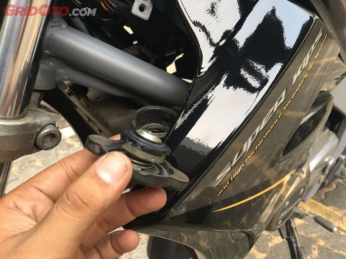 Karet tutup radiator Ninja 150 R pecah