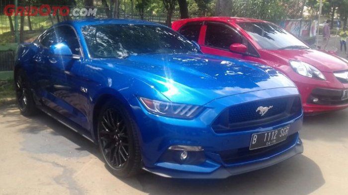 Ford Mustang warna biru milik Kevin Sanjaya