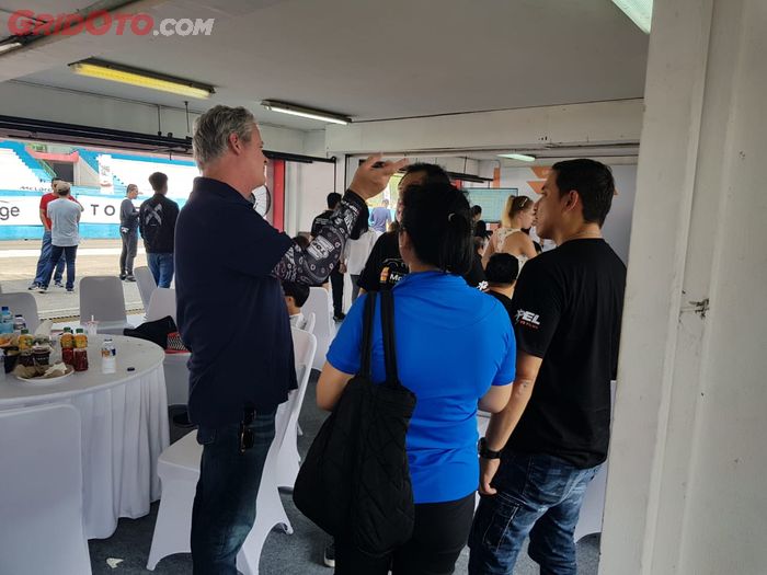 Frank Ryan juga sempat berbincang dengan CEO McLaren Jakarta, Irmawan Poedjoadi