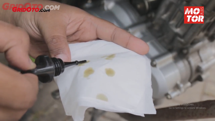 Ilustrasi cek kondisi oli motor