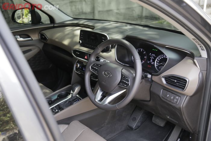Interior Hyundai Santa Fe dominan berwarna cokelat
