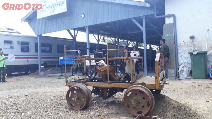 Modifikasi unik Honda Astrea jadi lori di Stasiun Banjar