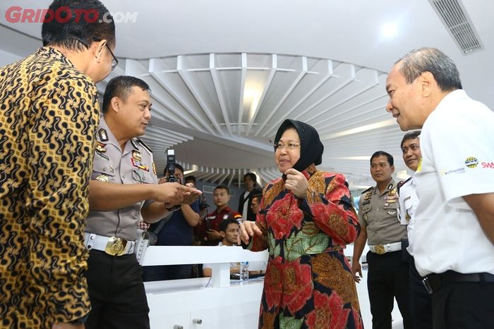 Walikota Surabaya, Tri Rismaharini bersama Julian Noor, Chief Executive Officer Adira Insurance saat berada di Surabaya,  Jawa Timur