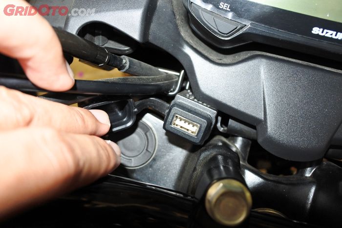 USB charger bisa untuk isi daya baterai gadget.