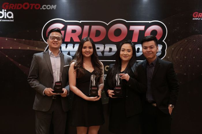 Jodie O'tania bersama tim BMW Group Indonesia di ajang GridOto Awards 2018