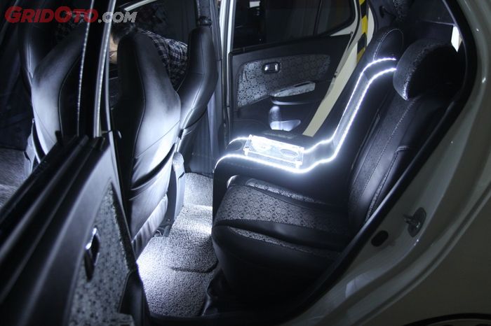 Minibar custom dengan lampu LED bikin interior terlihat mewah